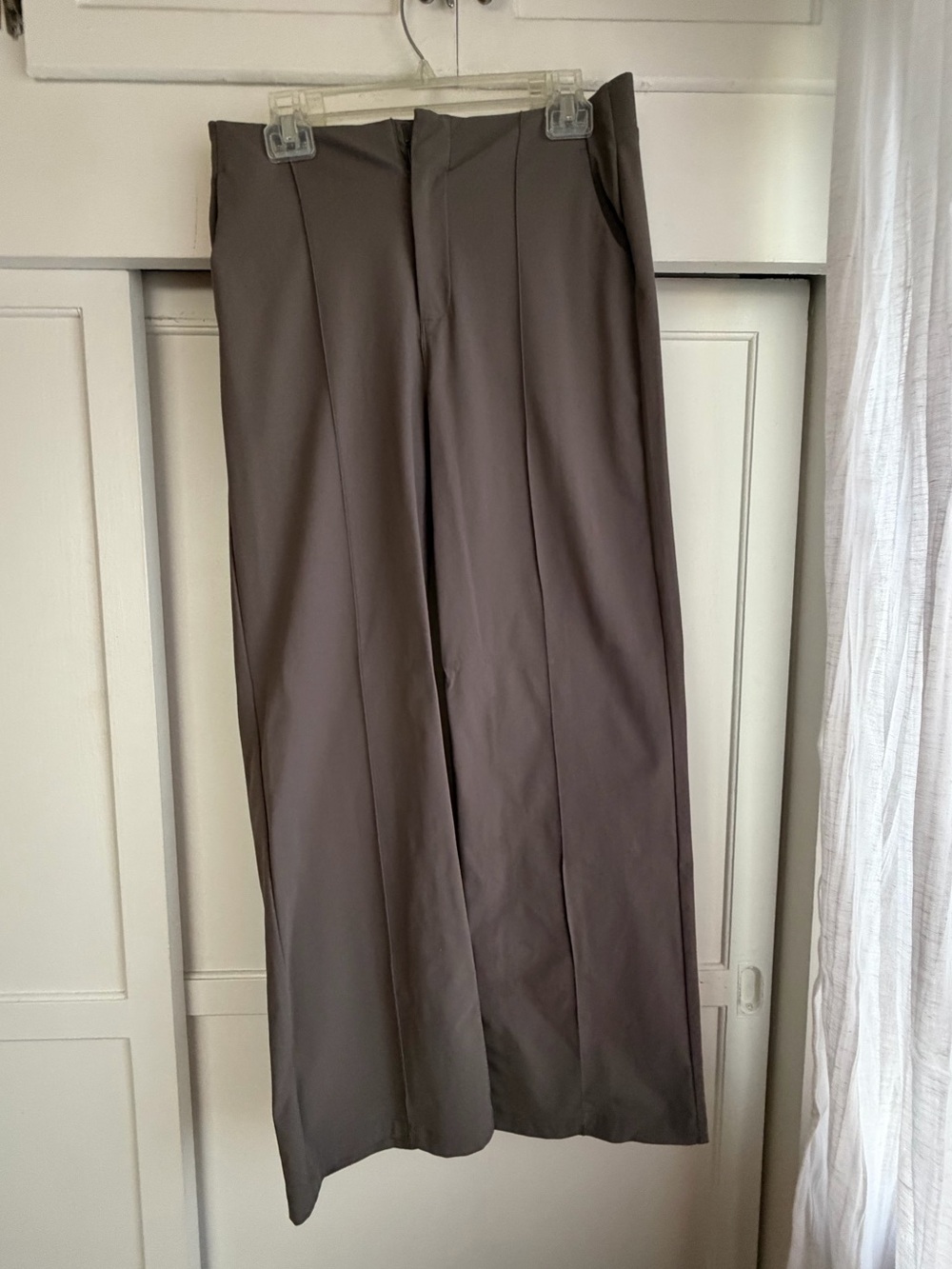 Vuori Women’s Meta Wide-leg Pants in Taupe Gray